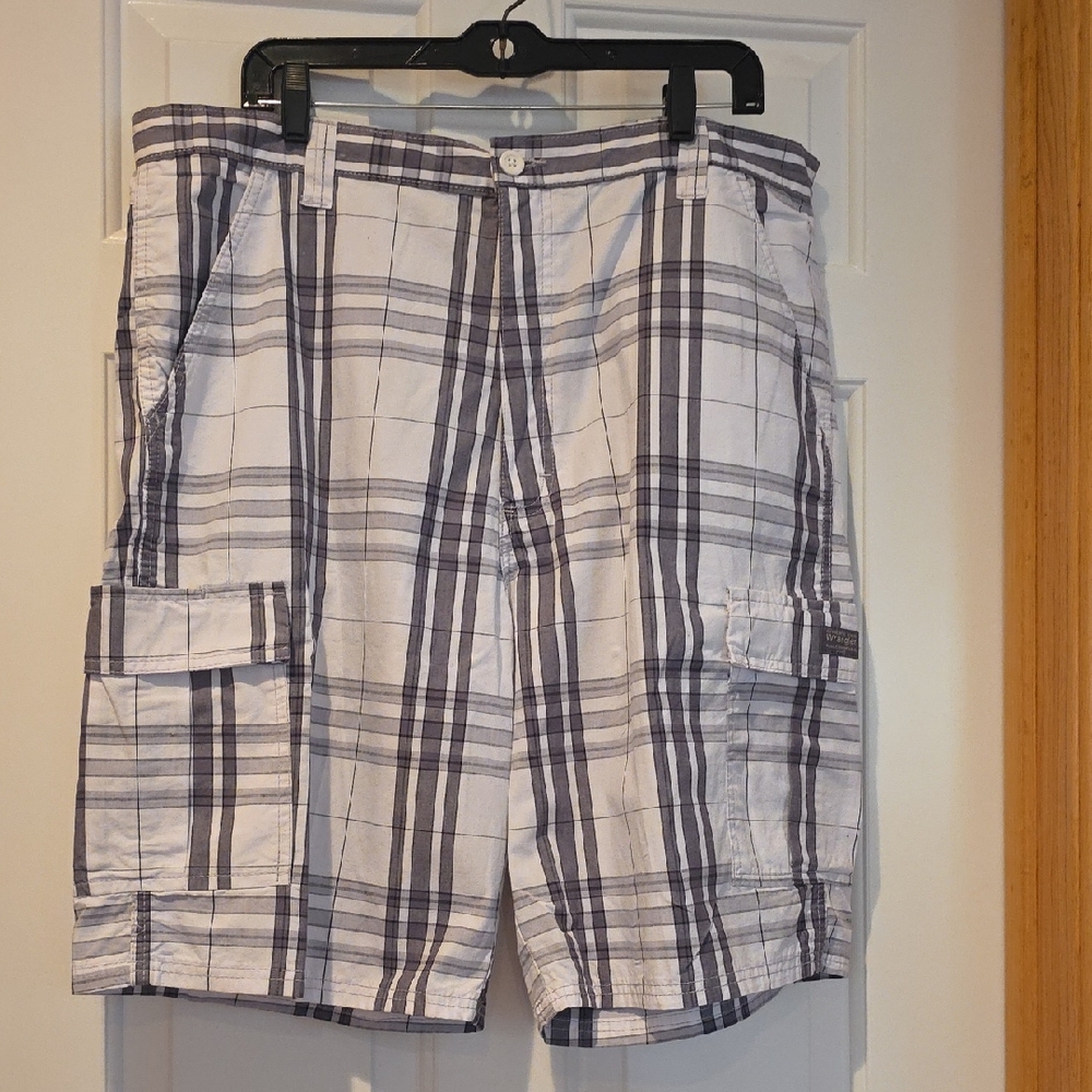 Wrangler Men's Cargo Shorts - White and Gray Plaid